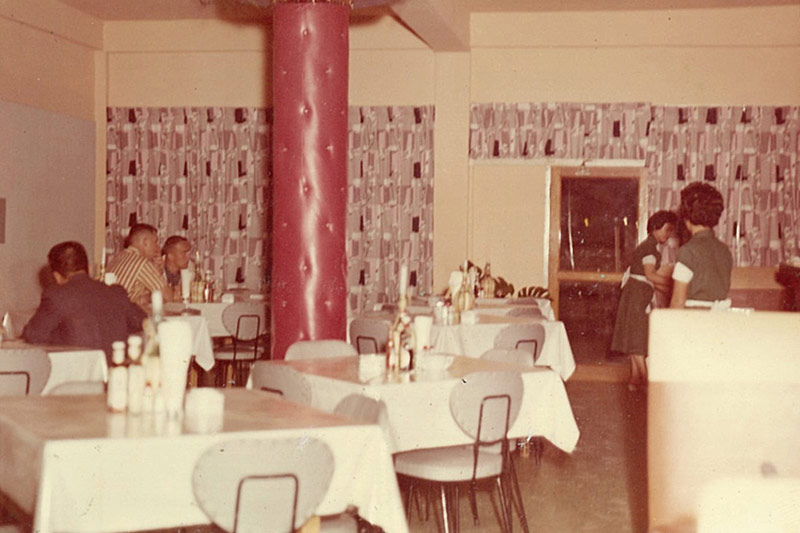 大山本店60年代レストラン内