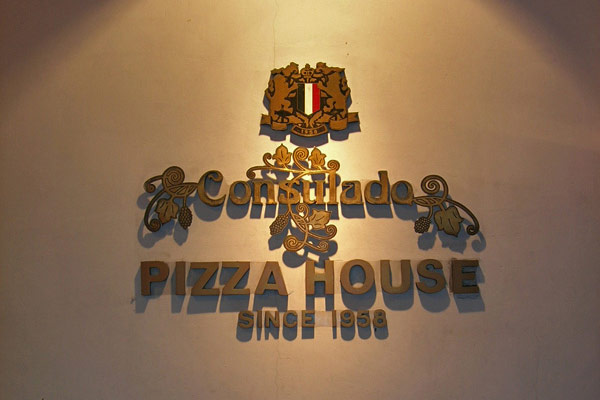 エントランスのサイン